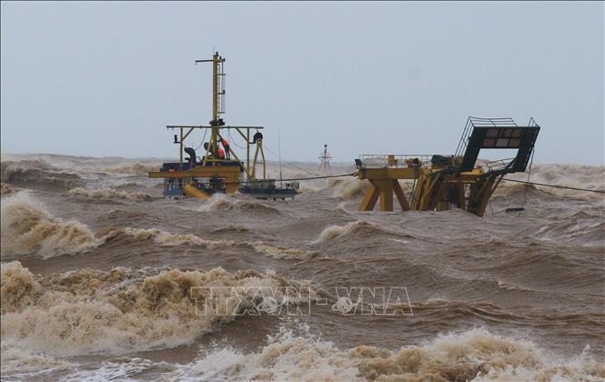 Quảng Trị: Cứu hộ thành công thêm 2 thuyền viên trên tàu Vietship 01 bị mắc cạn